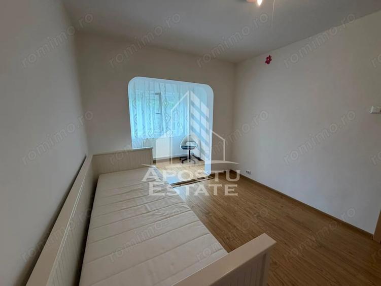 Apartament cu 3 camere decomandat în Lipovei