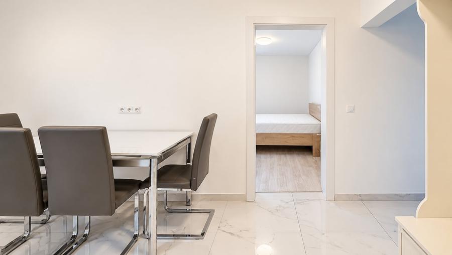 Apartament cu 4 camere semidecomandat, mobilat în Zorilor