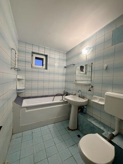 Apartament cu 3 camere semidecomandat în Aviației