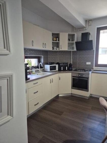 Apartament cu 3 camere decomandat, mobilat în Popești-Leordeni