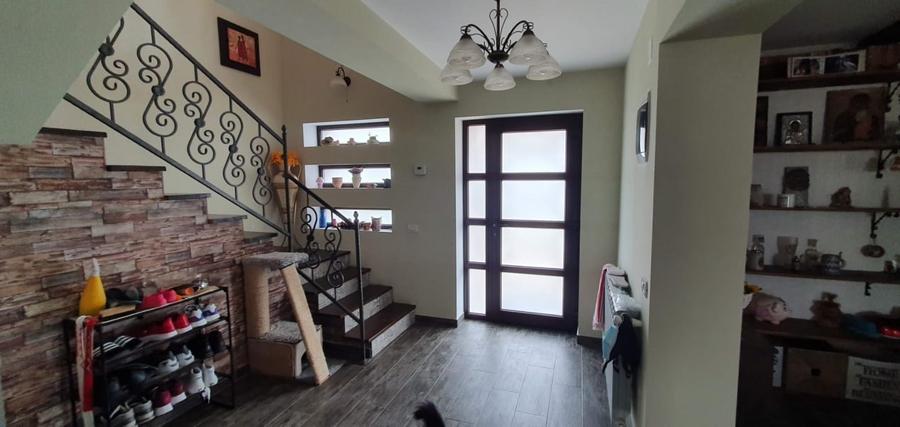 Casă individuală cu 4 camere cu Teren 450 Mp în 1 Decembrie