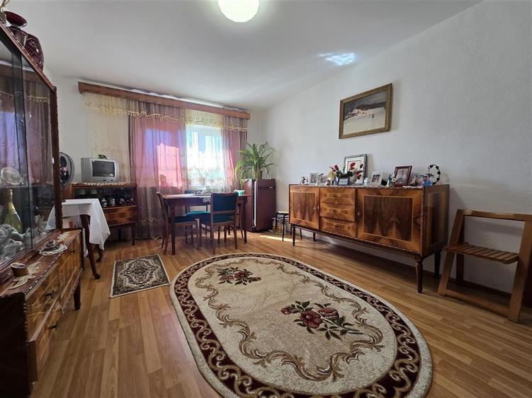 Apartament cu 3 camere decomandat în Nicolina