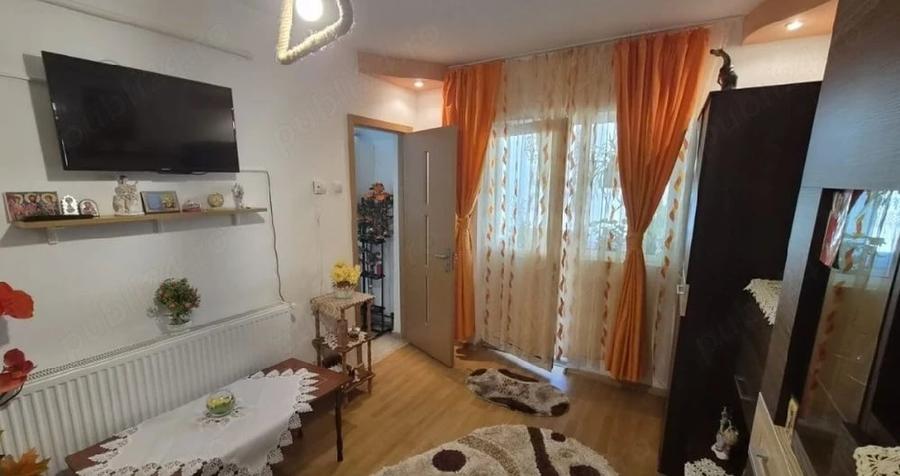 Garsonieră decomandată în Vest