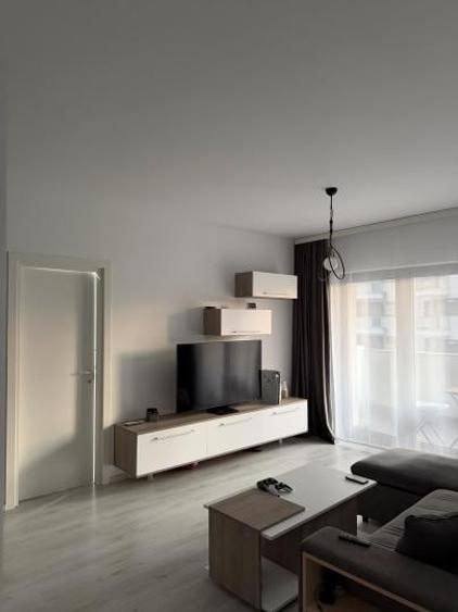 Apartament cu 2 camere semidecomandat, mobilat în Mihai Bravu