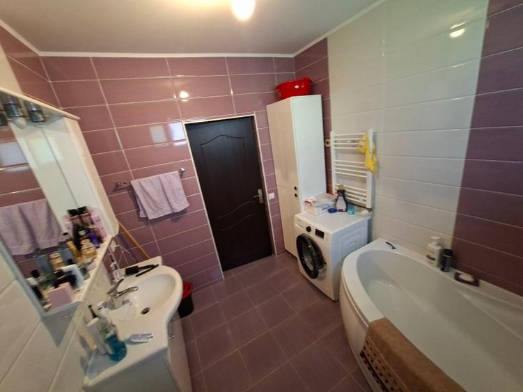 Casă individuală cu 5 camere cu Teren 722 Mp în Central