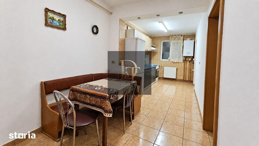Apartament cu 3 camere decomandat în Tractorul