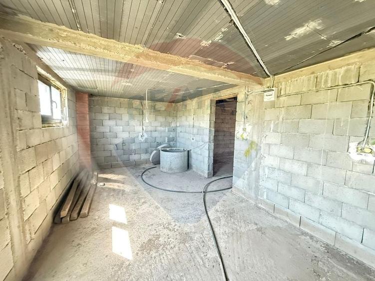 Casă individuală cu 7 camere cu Teren 1800 Mp în Preutești