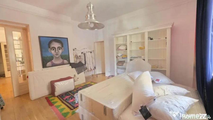 Apartament cu 5 camere decomandat în Moșilor