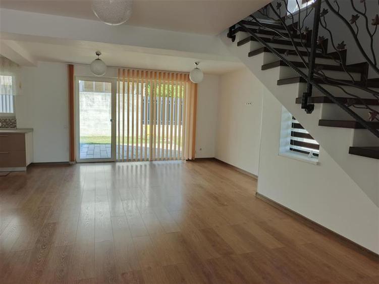 Duplex cu 5 camere cu Canalizare în Europa