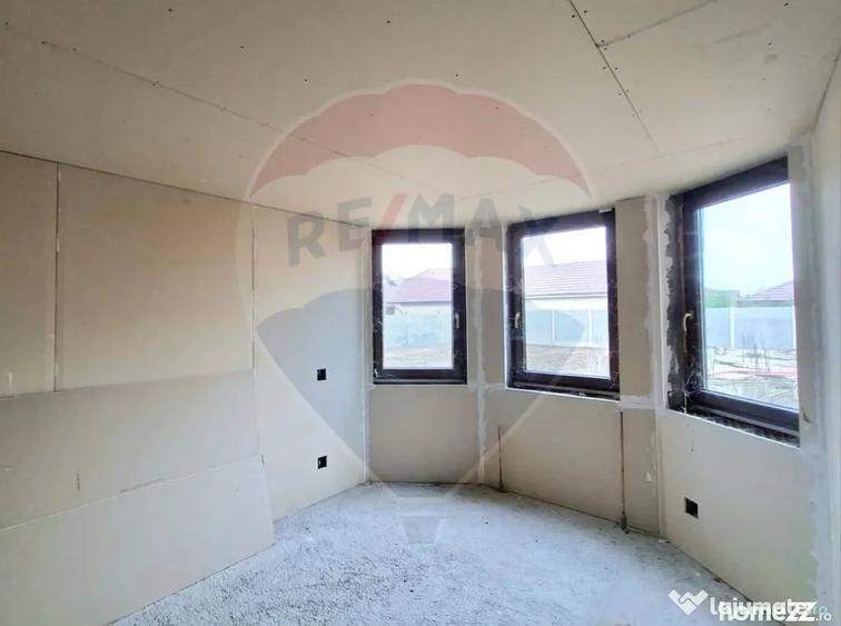Casă cu 5 camere cu Teren 983 Mp în Vladimirescu