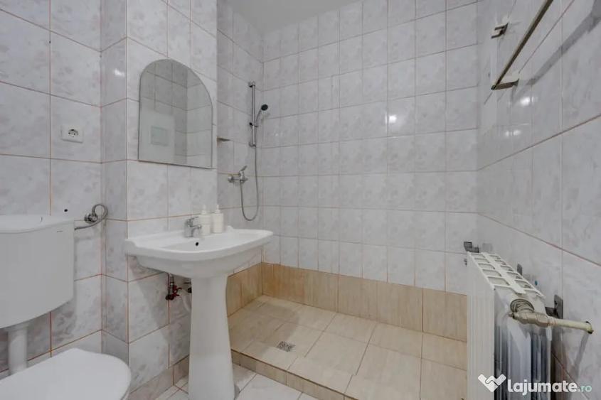 Casă cu 7 camere cu Teren 300 Mp în Uverturii