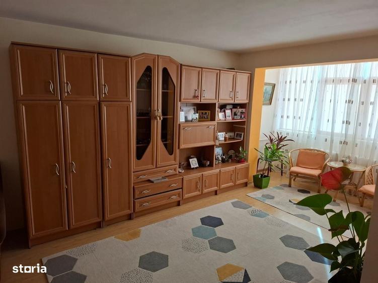 Apartament cu 3 camere în Râmnicu de Jos