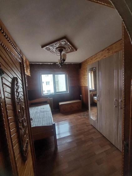 Apartament cu 3 camere decomandat în Tractorul