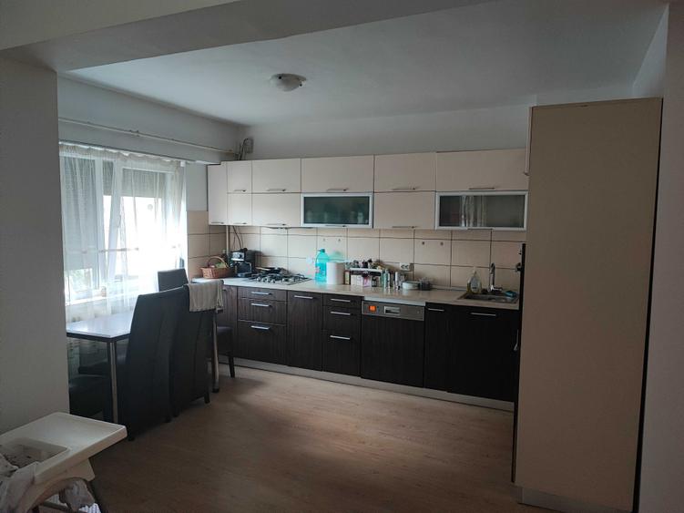 Apartament cu 3 camere decomandat în Exterior Vest