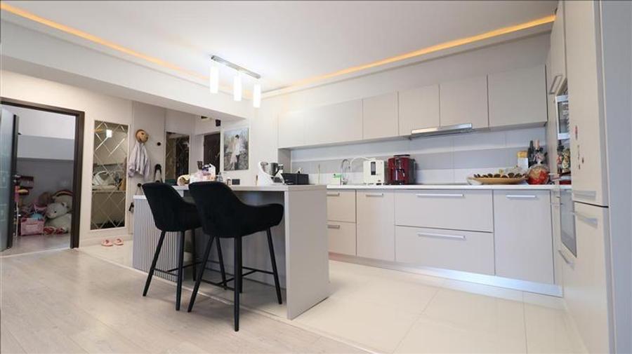 Penthouse cu 3 camere decomandat, mobilat în Palat