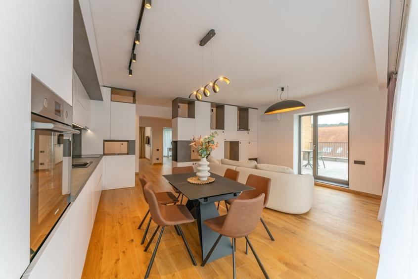 Apartament cu 4 camere decomandat, mobilat în Ultracentral
