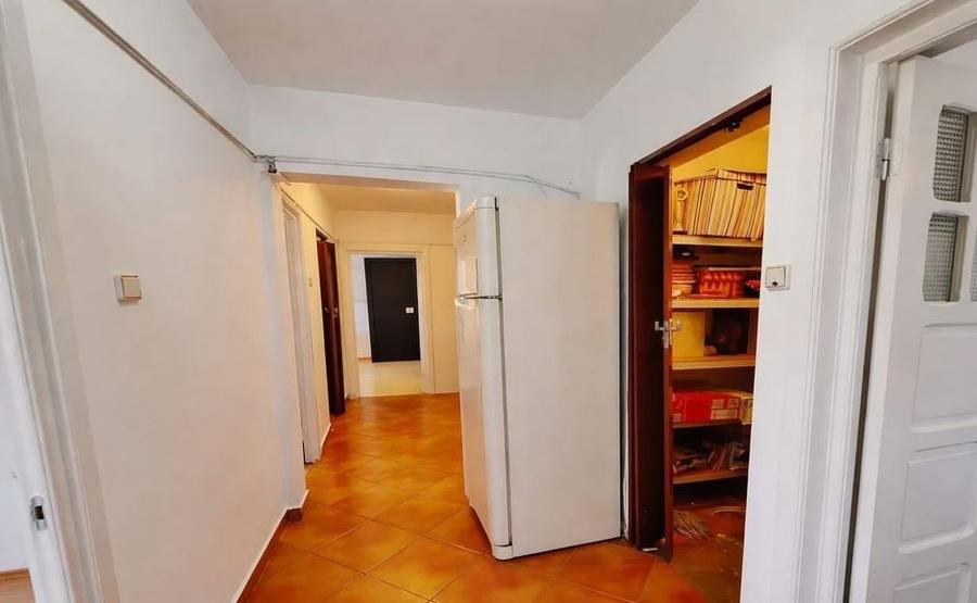 Apartament cu 3 camere semidecomandat, mobilat în Tineretului