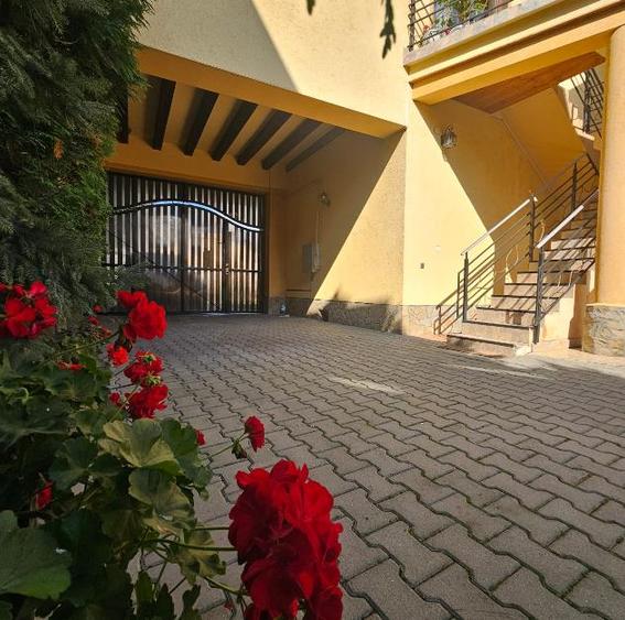 Casă individuală cu 7 camere cu Teren 1723 Mp în Hărman