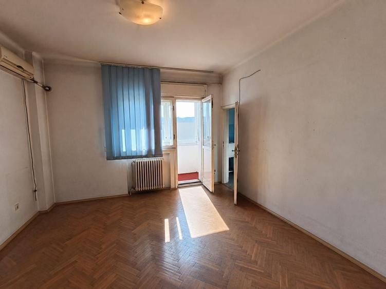 Apartament cu 4 camere semidecomandat în Cișmigiu