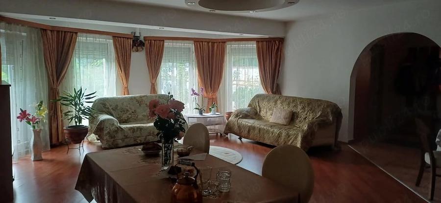 Casă cu Teren 500 Mp în Roșu