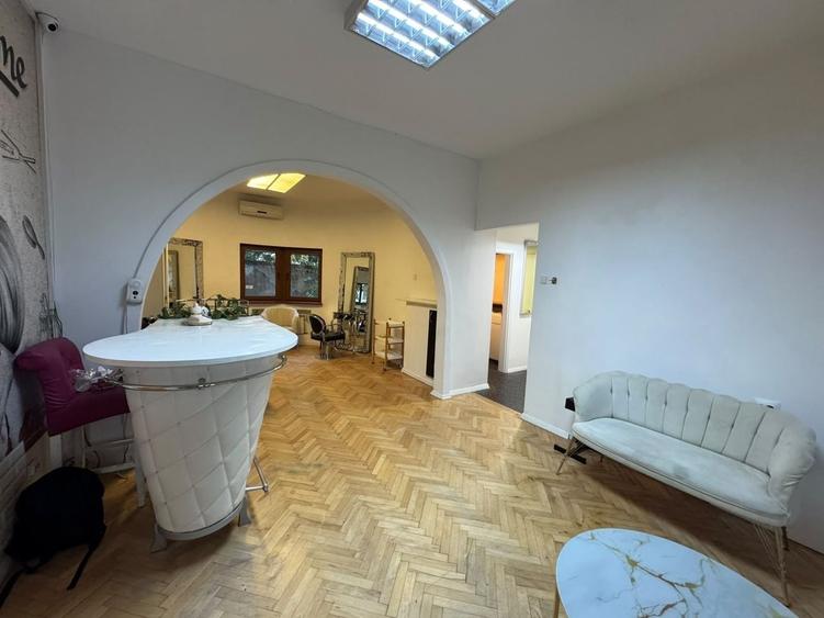 Apartament cu 3 camere semidecomandat în Victoriei