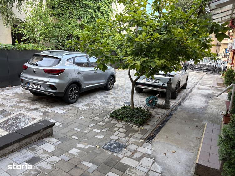 Casă cu 9 camere cu Teren 300 Mp în Eminescu