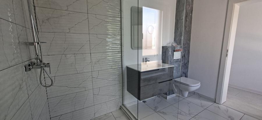 Casă individuală cu 5 camere cu Canalizare în Aradului