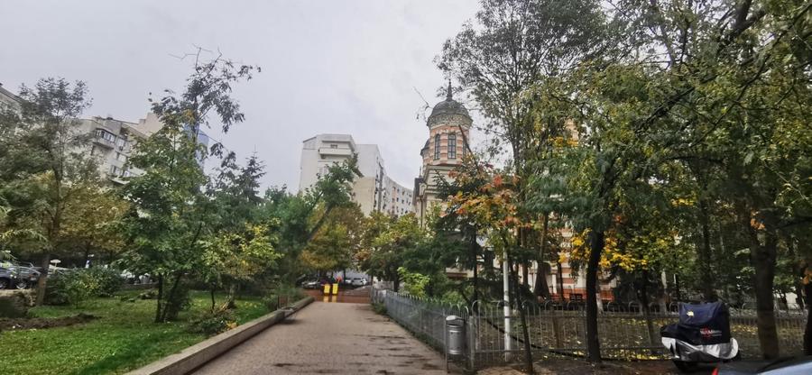 Apartament cu 8 camere decomandat în Mărășești