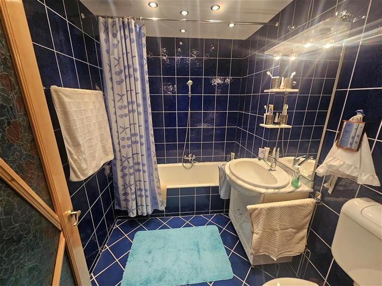 Apartament cu 3 camere decomandat, mobilat în Micro IV