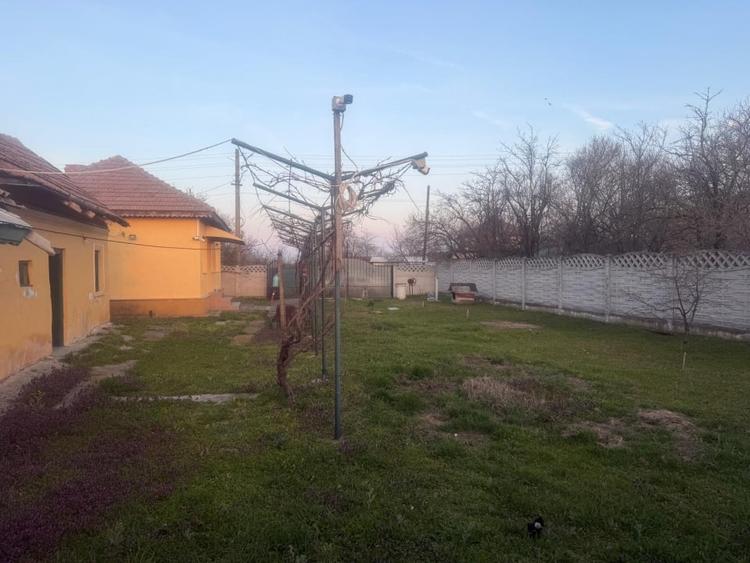 Casă individuală cu 3 camere cu Teren 1090 Mp în Pielești