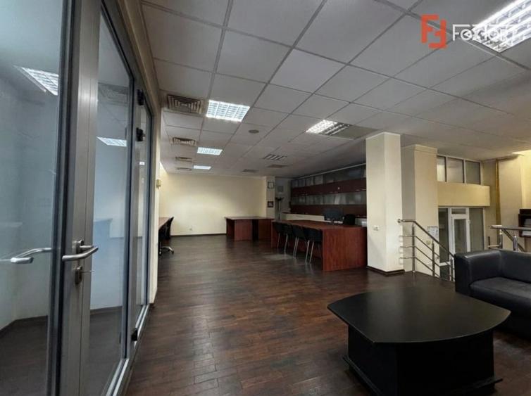 Birou, de 90 mp, în Complex Studențesc