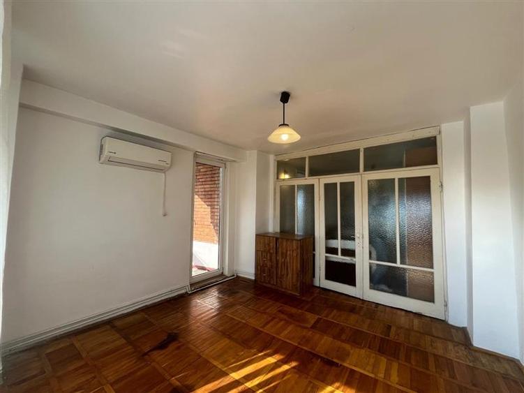 Apartament cu 3 camere semidecomandat, mobilat în Central