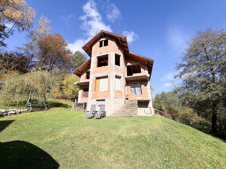 Casă cu 6 camere cu Canalizare în Bran