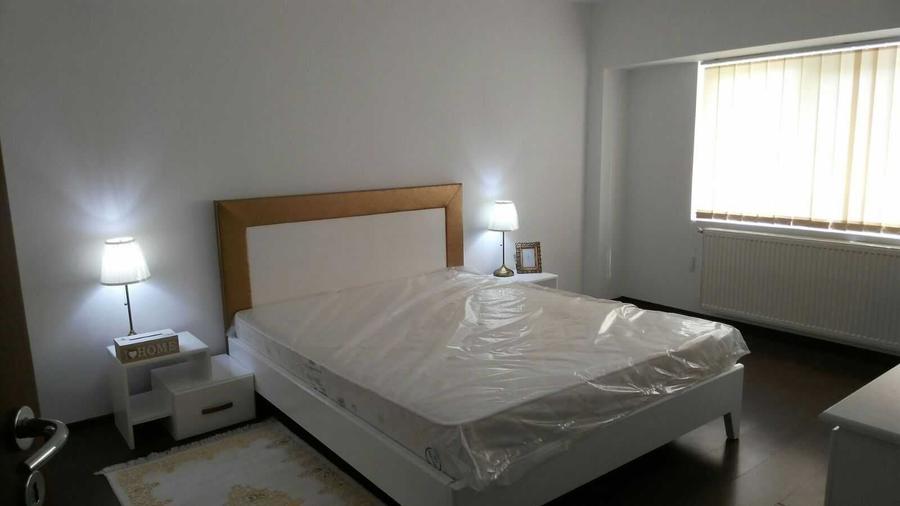 Apartament cu 4 camere decomandat în Apusului