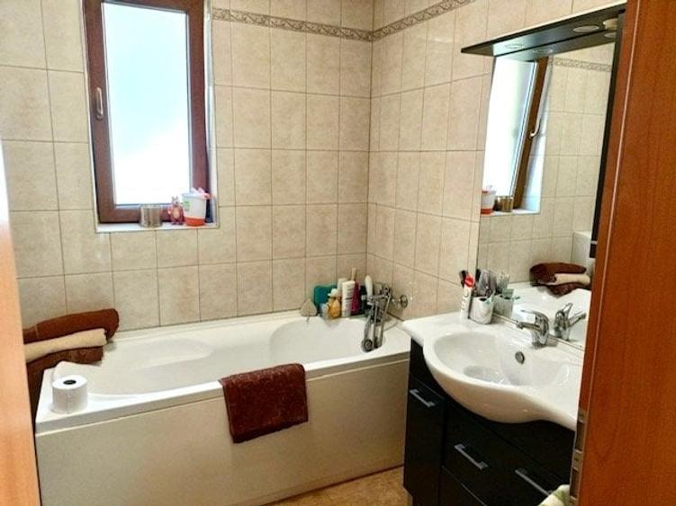 Casă individuală cu 4 camere cu Garaj în Central