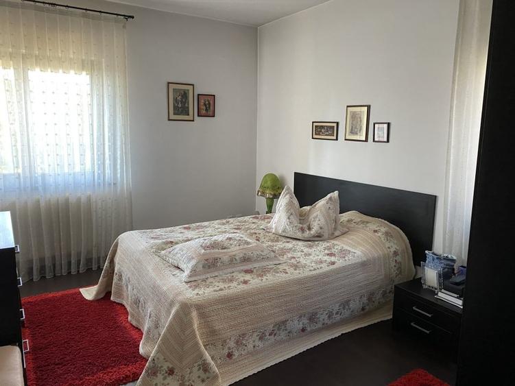 Casă individuală cu 9 camere cu Teren 521 Mp în Bucium