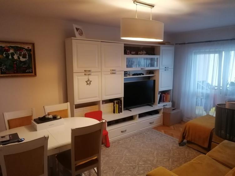 Apartament cu 3 camere decomandat în Zorilor