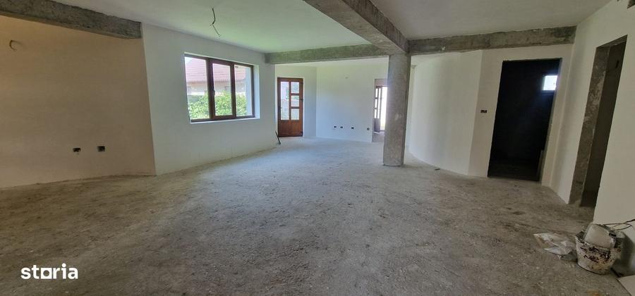 Casă cu 4 camere cu Teren 1860 Mp în Măgura