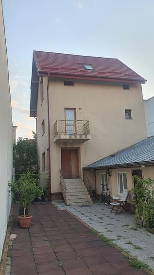 Casă cu 6 camere cu Teren 286 Mp în Eroii Revoluției