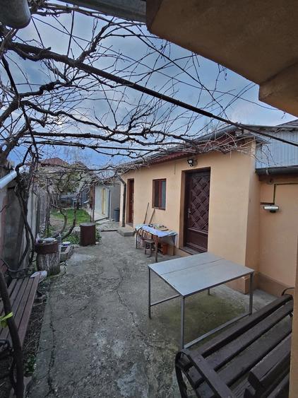 Casă cu 3 camere cu Teren 240 Mp în 23 August
