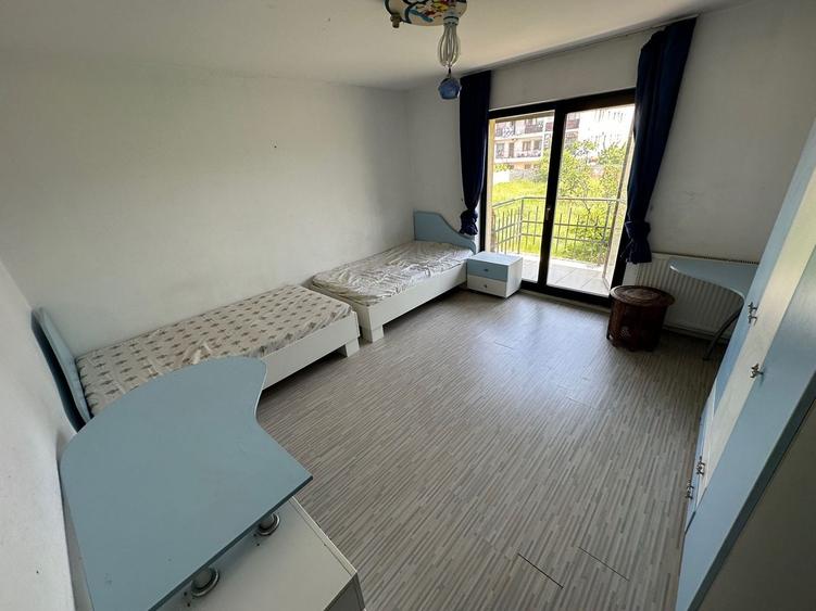 Duplex cu 5 camere cu Canalizare în Exterior Sud