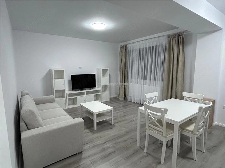 Apartament cu 3 camere semidecomandat în 1 Decembrie