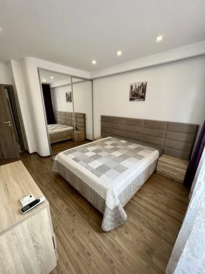 Apartament cu 3 camere semidecomandat, mobilat în Lujerului