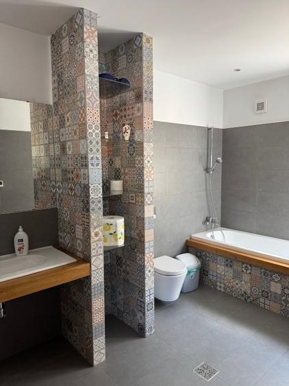 Casă individuală cu 5 camere cu Teren 300 Mp în Central