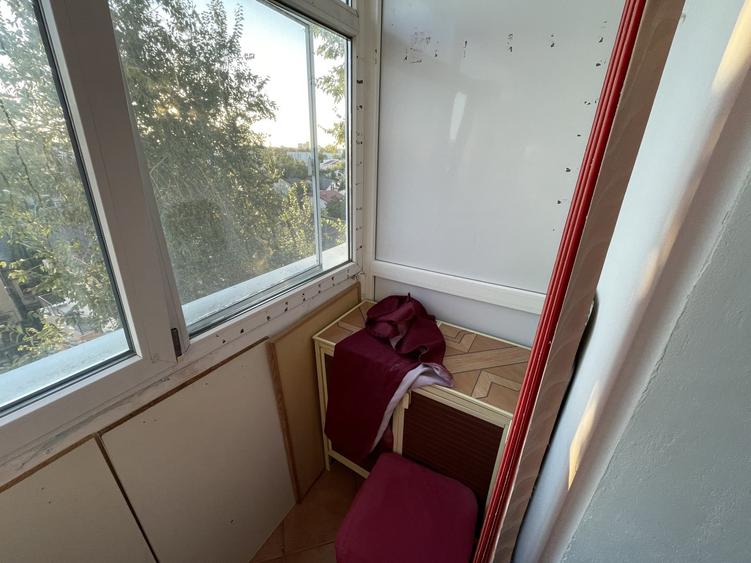 Apartament cu 2 camere semidecomandat, mobilat în Tei