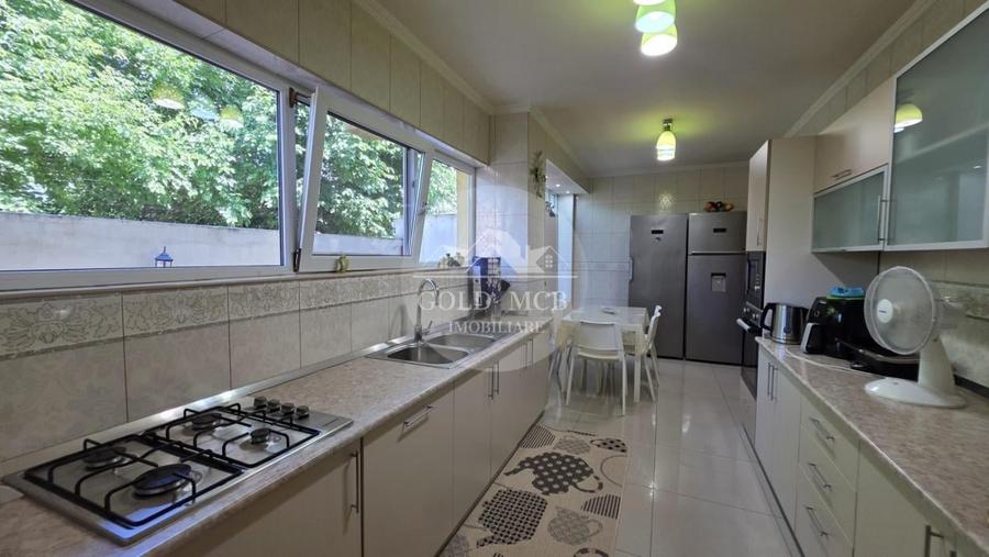 Casă individuală cu 6 camere cu Canalizare în Colentina