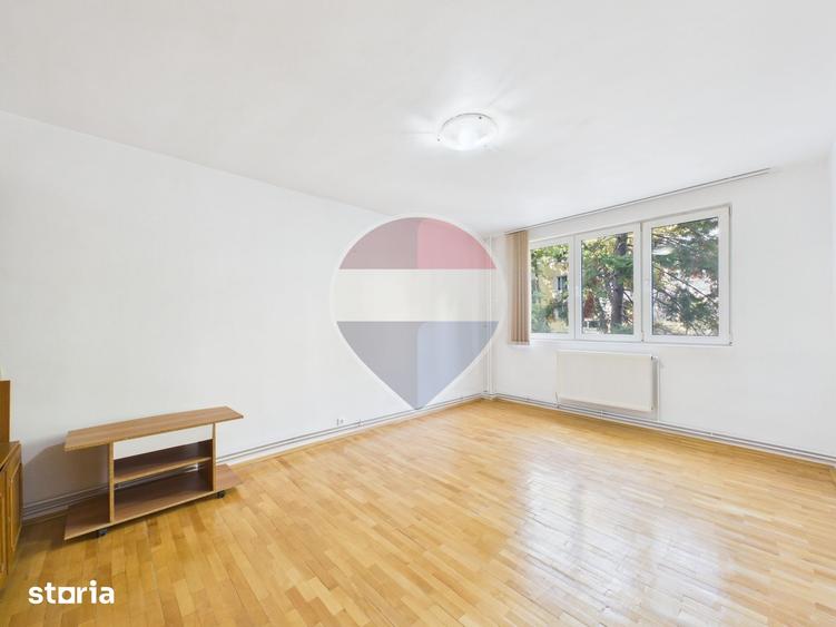 Apartament cu 3 camere decomandat în Titan