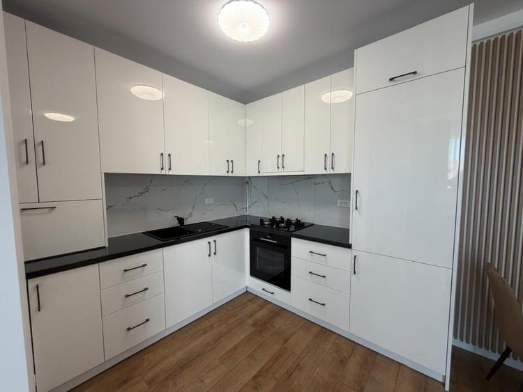 Apartament cu 3 camere decomandat, mobilat în Central — fotografia 3