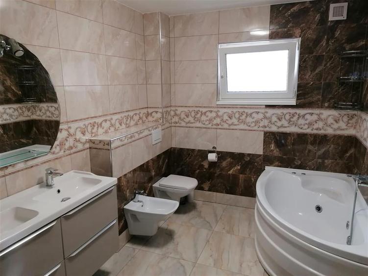 Casă individuală cu 5 camere cu Canalizare în Vărsătura
