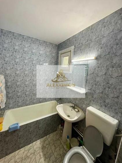 Apartament cu 3 camere semidecomandat în Alexandru Obregia